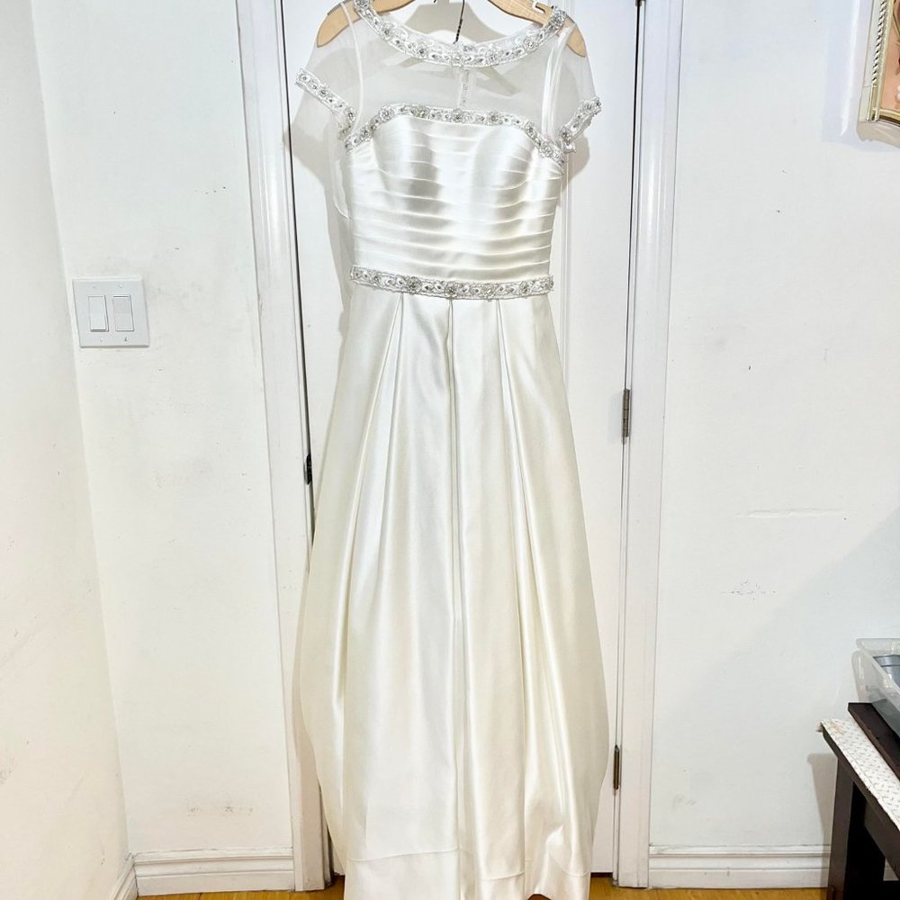 White Wedding Dress Size Small Preowned Like New (Complete With Bag)